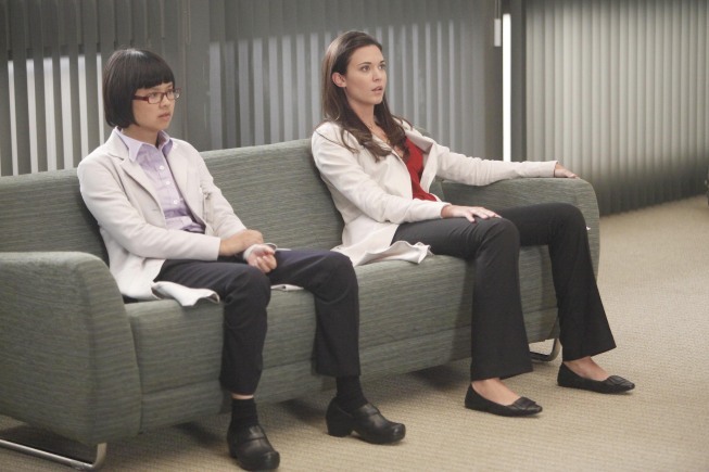 Odette Annable در صحنه سریال تلویزیونی دکتر هاوس به همراه Charlyne Yi
