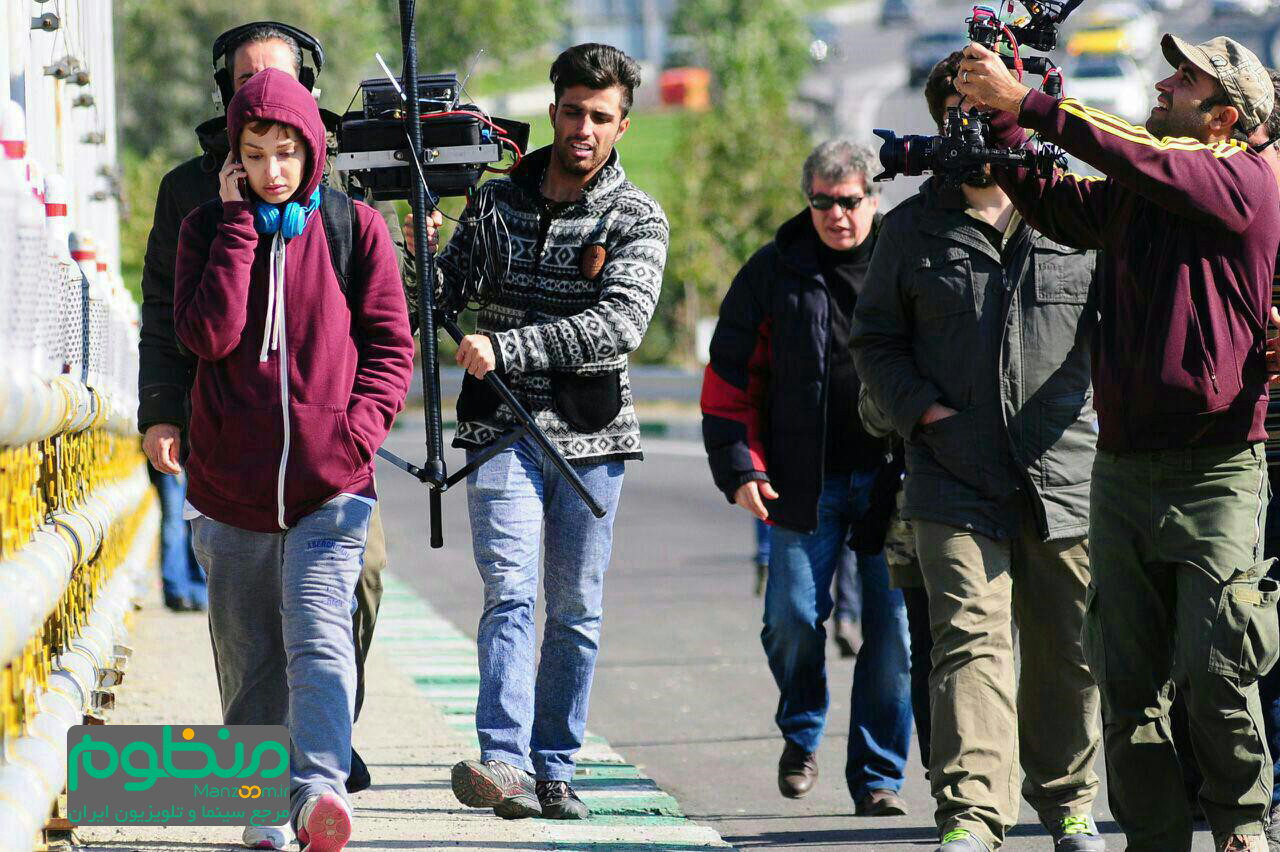 روشنک گرامی در پشت صحنه فیلم سینمایی هلن به همراه فرشاد گل‌سفیدی