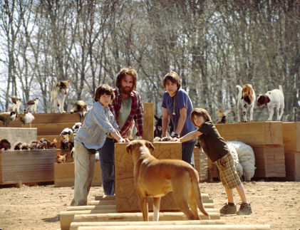 Jimmy Bennett در صحنه فیلم سینمایی اوان قدرتمند به همراه استیو کارل، گراهام فیلیپس و Johnny Simmons
