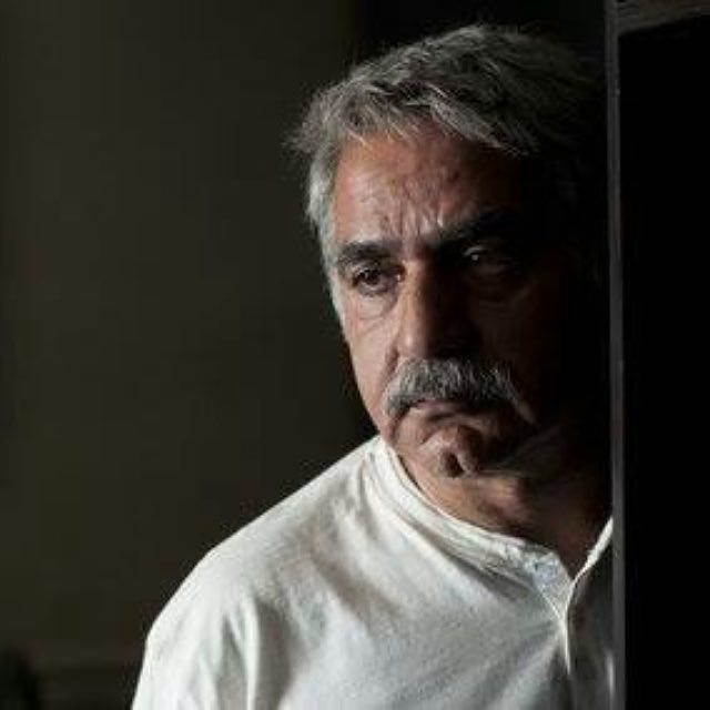 تصویری از پرویز پرستویی، بازیگر و تهیه کننده سینما و تلویزیون در حال بازیگری سر صحنه یکی از آثارش