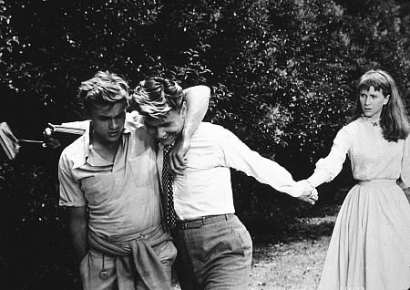 Julie Harris در صحنه فیلم سینمایی East of Eden به همراه Richard Davalos و James Dean