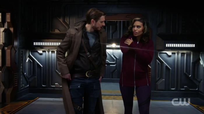 Ciara Renée در صحنه سریال تلویزیونی افسانه های فردا به همراه Arthur Darvill