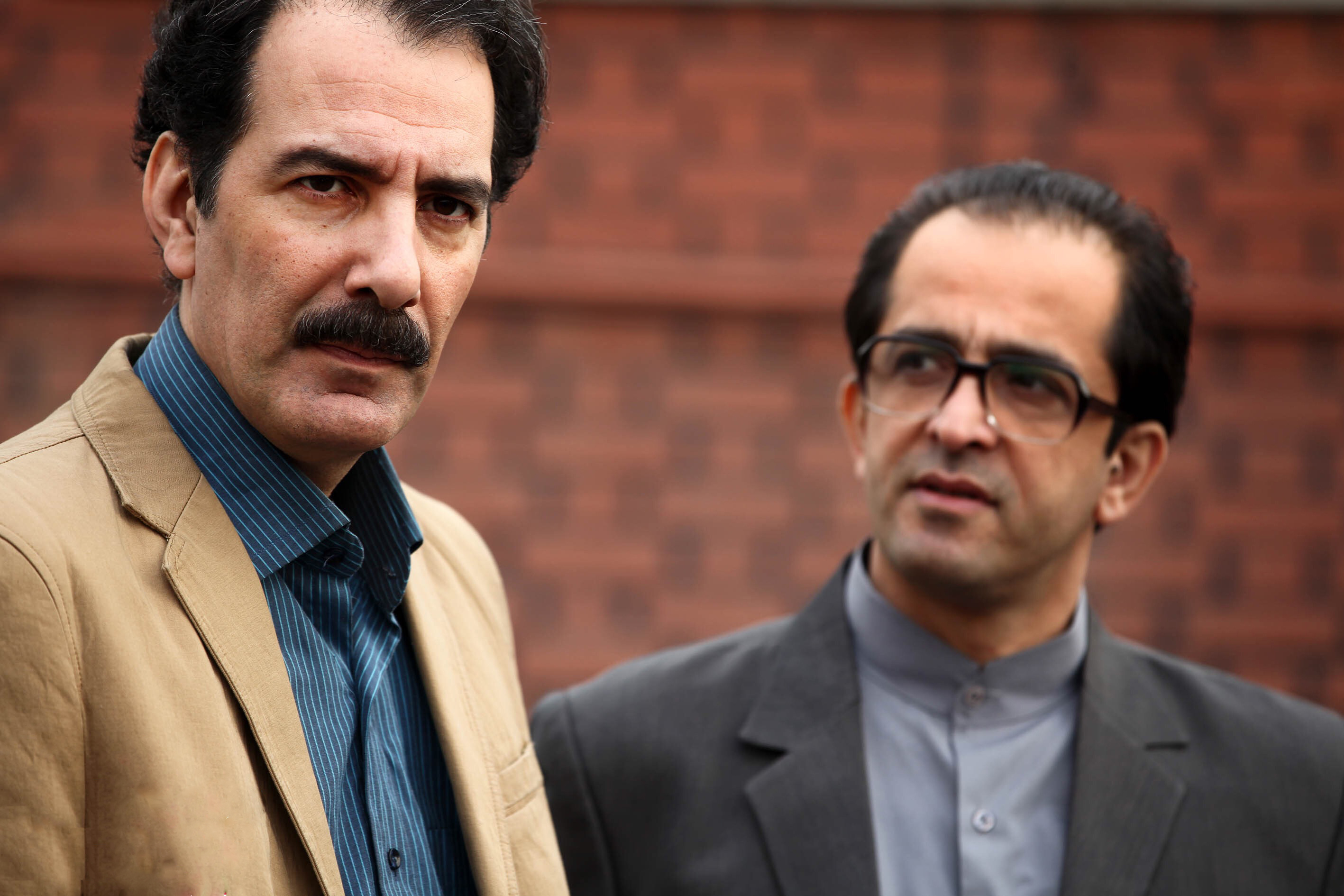 مجید یاسر در صحنه سریال تلویزیونی پادری به همراه بهنام تشکر