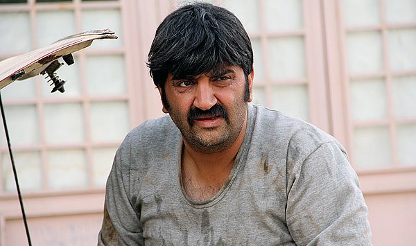 تصویری از علیرضا استادی، بازیگر و مهمان سینما و تلویزیون در پشت صحنه یکی از آثارش