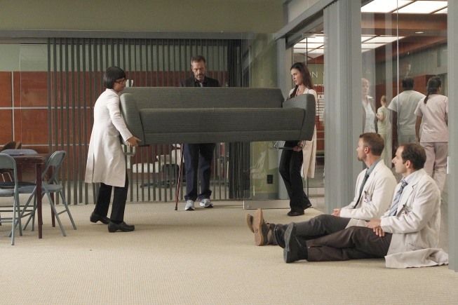 Odette Annable در صحنه سریال تلویزیونی دکتر هاوس به همراه Hugh Laurie، Charlyne Yi، Jesse Spencer و Peter Jacobson