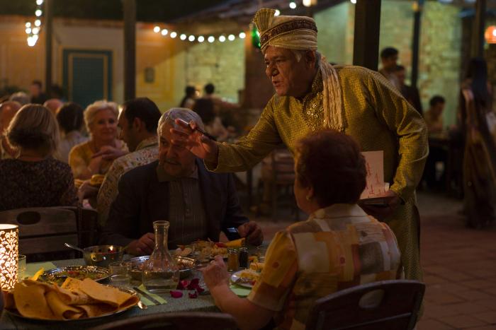 Om Puri در صحنه فیلم سینمایی سفر صد پایی