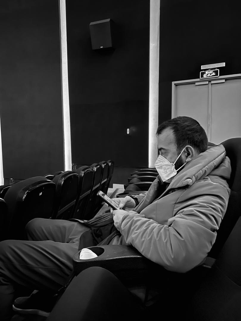 تصویری از مهران بستانی، دستیار صحنه و طراح صحنه سینما و تلویزیون در پشت صحنه یکی از آثارش