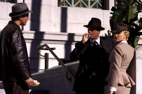 آرون اکهارت در صحنه فیلم سینمایی کوکب سیاه به همراه Josh Hartnett و اسکارلت جوهانسون