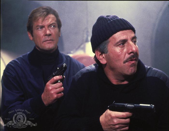 Topol در صحنه فیلم سینمایی فقط بخاطر چشمان تو به همراه Roger Moore