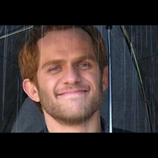 تصویری از بابک حمیدیان، بازیگر و تهیه کننده سینما و تلویزیون در حال بازیگری سر صحنه یکی از آثارش