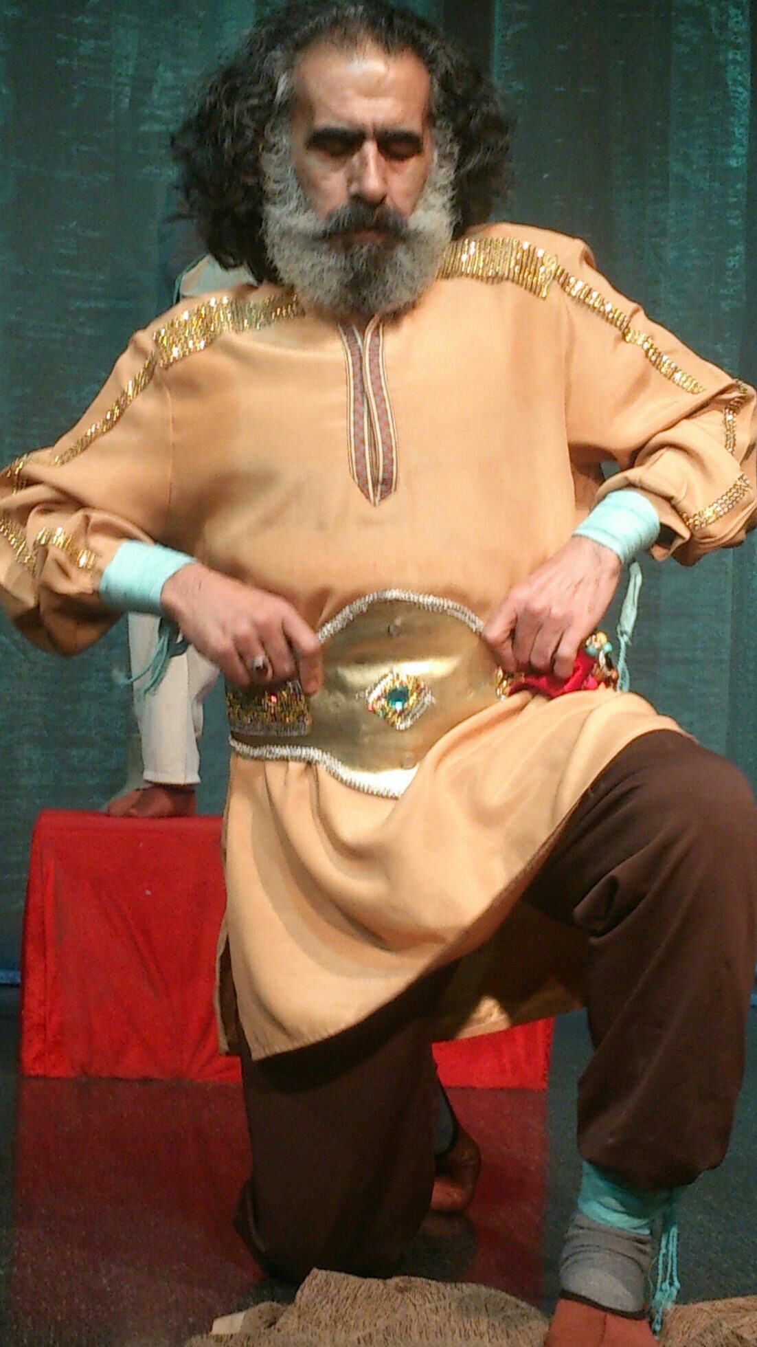تصویری از علیرضا حنیفی، بازیگر سینما و تلویزیون در حال بازیگری سر صحنه یکی از آثارش