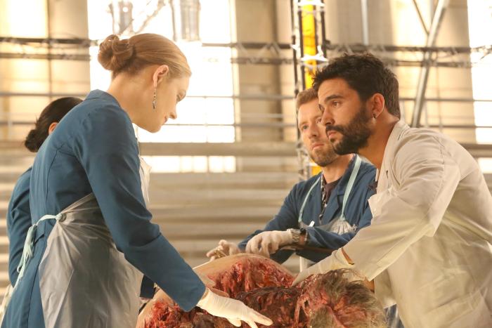 Ignacio Serricchio در صحنه سریال تلویزیونی استخوان ها به همراه Emily Deschanel و T.J. Thyne