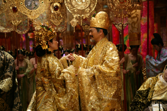 Yun-Fat Chow در صحنه فیلم سینمایی نفرین گل طلایی به همراه Li Gong