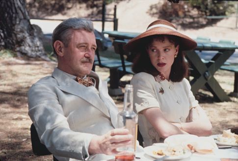 Judy Davis در صحنه فیلم سینمایی بارتون فینک به همراه John Mahoney