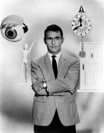 Rod Serling در صحنه سریال تلویزیونی منطقه نیمه روشن