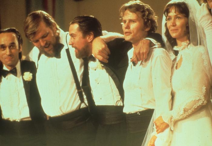 جان کازال در صحنه فیلم سینمایی شکارچی گوزن به همراه چاک اسپگرن، رابرت دنیرو، روتانیا آلدا و جان سوج
