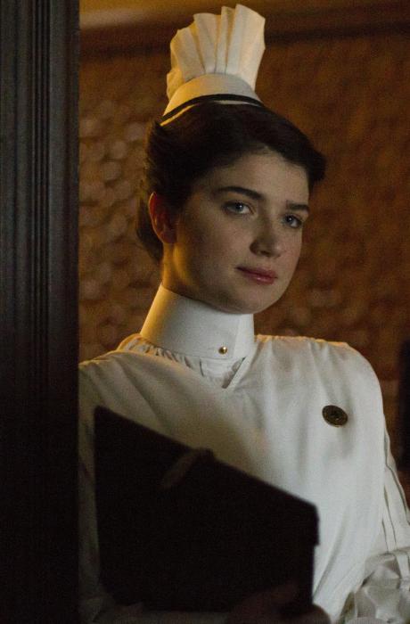 Eve Hewson در صحنه سریال تلویزیونی نیک