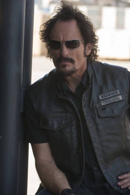 Kim Coates در صحنه سریال تلویزیونی فرزندان آشوب