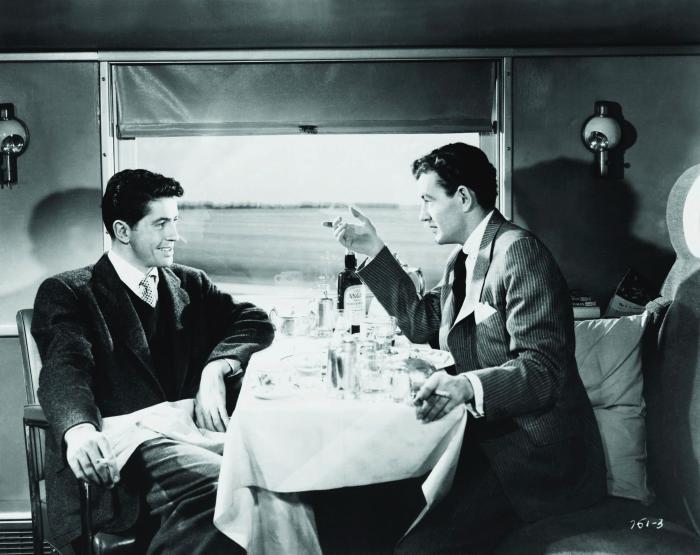 Robert Walker در صحنه فیلم سینمایی بیگانگان در قطار به همراه فارلی گرنجر