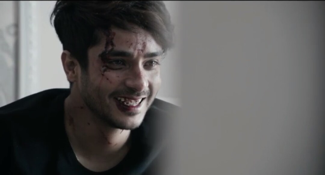 تصویری از ساعد سهیلی، بازیگر سینما و تلویزیون در حال بازیگری سر صحنه یکی از آثارش