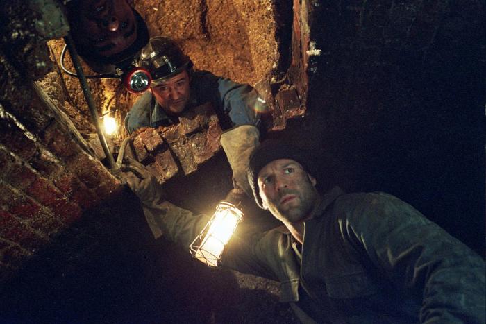 دنیل مایز در صحنه فیلم سینمایی دزدی بانک به همراه جیسون استاتهم