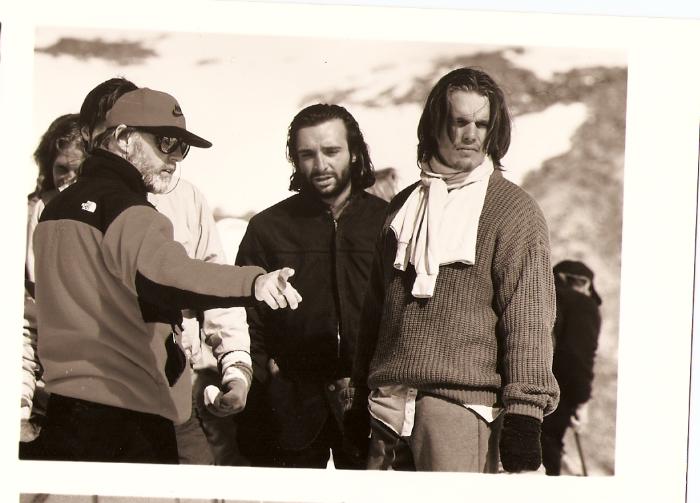 جان کاسینی در صحنه فیلم سینمایی زنده به همراه Frank Marshall و اِتان هاوک