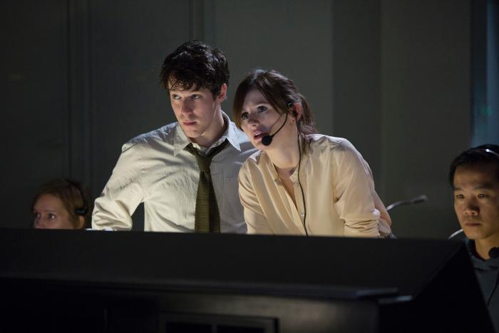 امیلی مورتیمر در صحنه سریال تلویزیونی اتاق خبر به همراه جان گالاگر جونیور