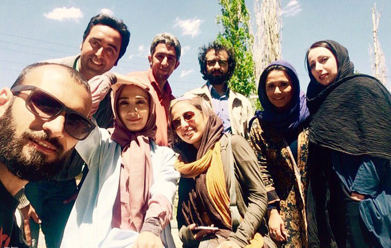 مینا ساداتی در پشت صحنه سریال تلویزیونی تنهایی لیلا به همراه بهروز شعیبی