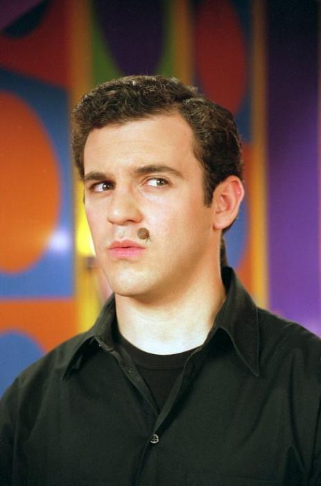 Fred Savage در صحنه فیلم سینمایی آستین پاورز: در عضو طلایی