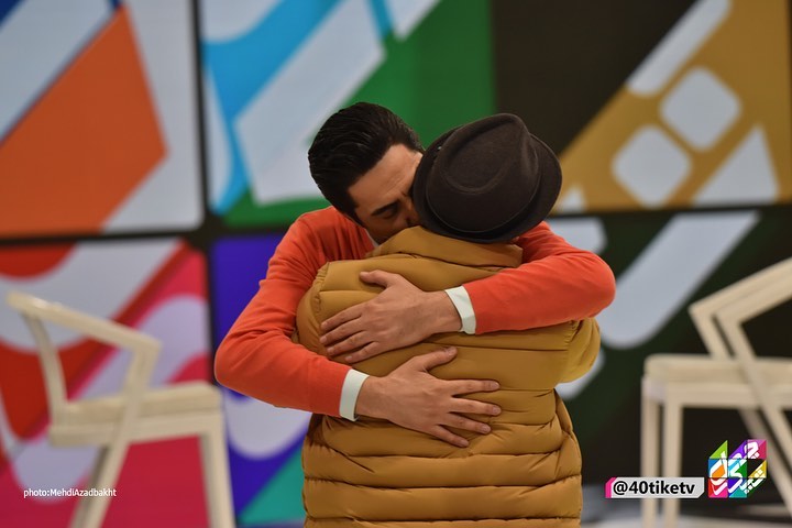 اردشیر منظم در صحنه برنامه تلویزیونی چهل تیکه به همراه محمدرضا علیمردانی