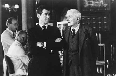 Desmond Llewelyn در صحنه فیلم سینمایی دنیا کافی نیست به همراه پیرس برازنان