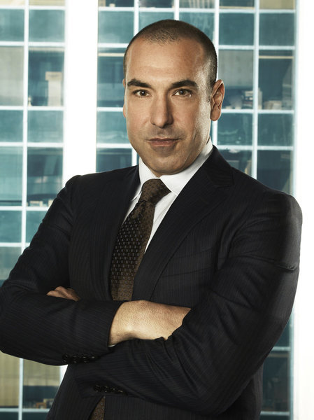 Rick Hoffman در صحنه سریال تلویزیونی کت پوشها