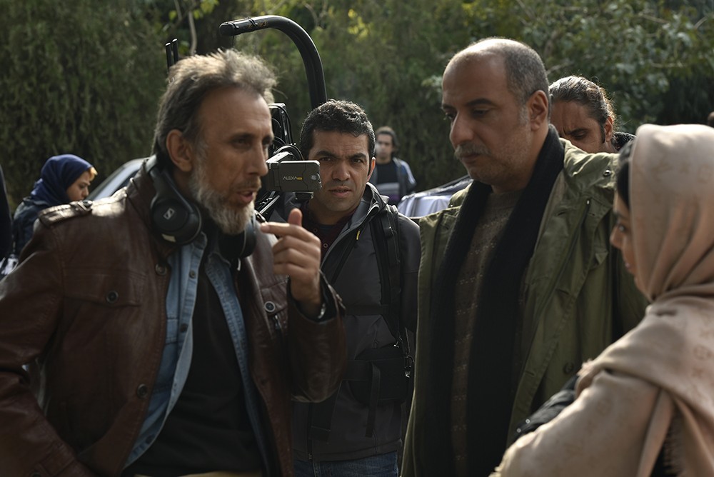 حسین شهابی در پشت صحنه فیلم سینمایی آزاد به قید شرط به همراه امیر جعفری
