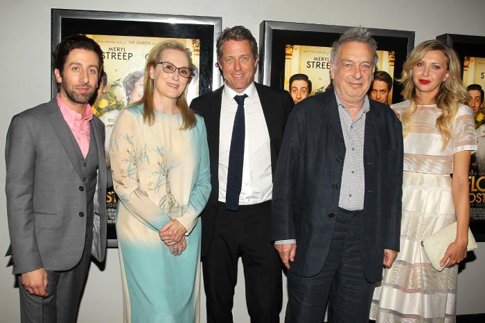 استیون فریرز در صحنه فیلم سینمایی فلورانس فاستر جنکینس به همراه سیمون هلبرگ، Nina Arianda، مریل استریپ و هیو گرانت
