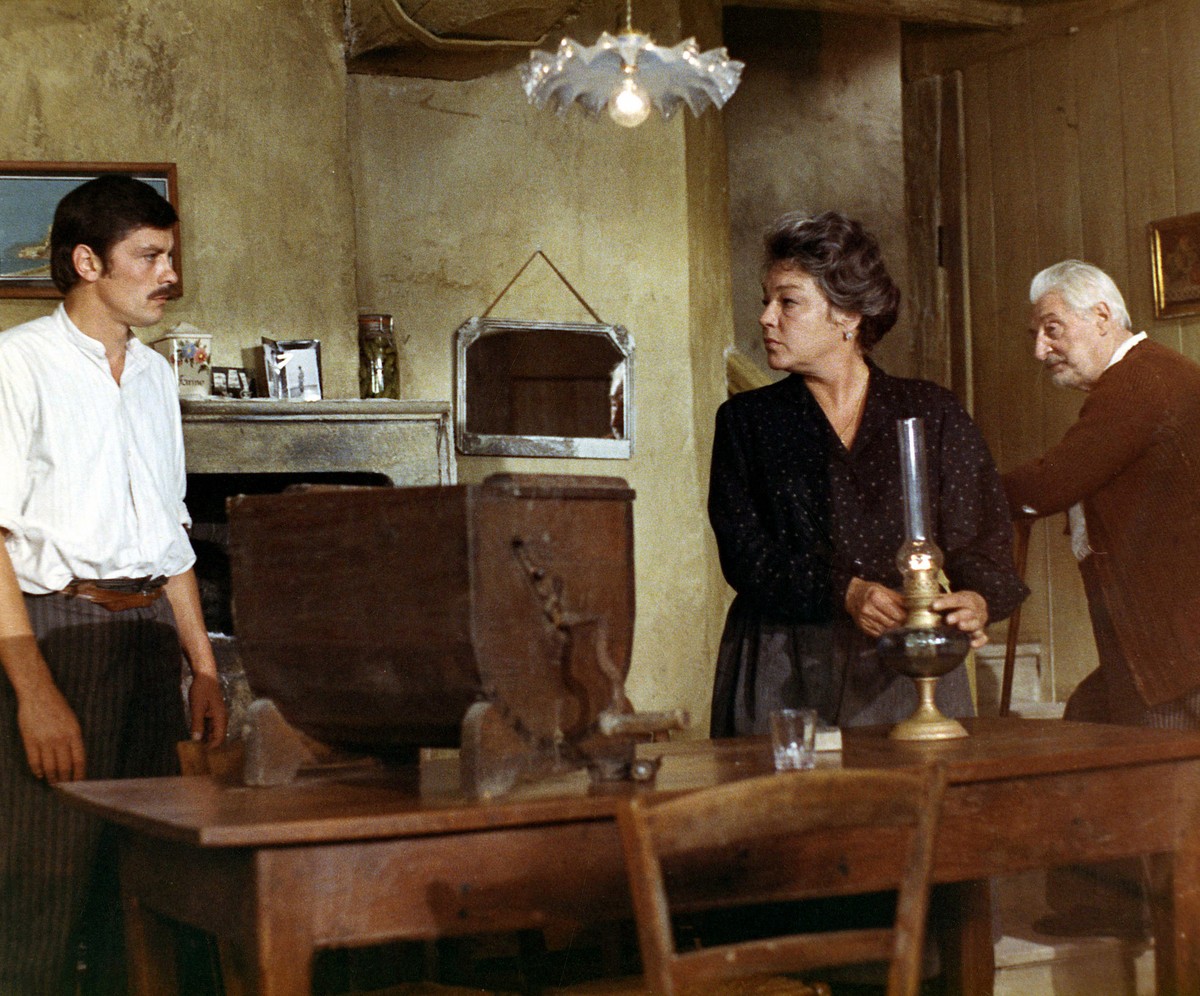 Alain Delon در صحنه فیلم سینمایی La veuve Couderc به همراه Simone Signoret و Jean Tissier
