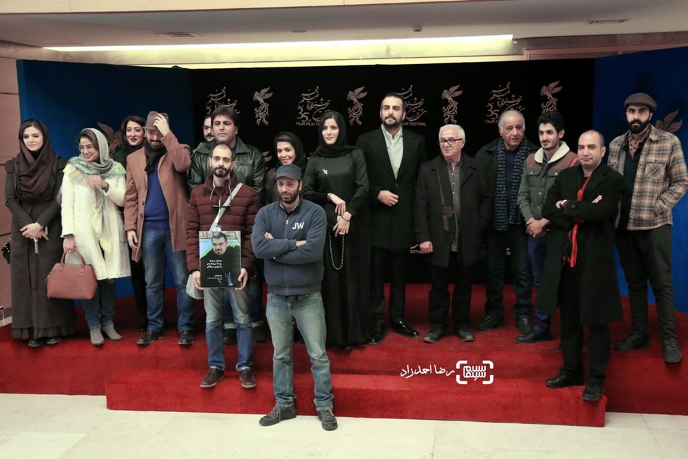 سارا بهرامی در فرش قرمز فیلم سینمایی ایتالیا ایتالیا به همراه درنا مدنی، جهانگیر میرشکاری، حامد کمیلی و سید‌فرید سجادی‌‌حسینی