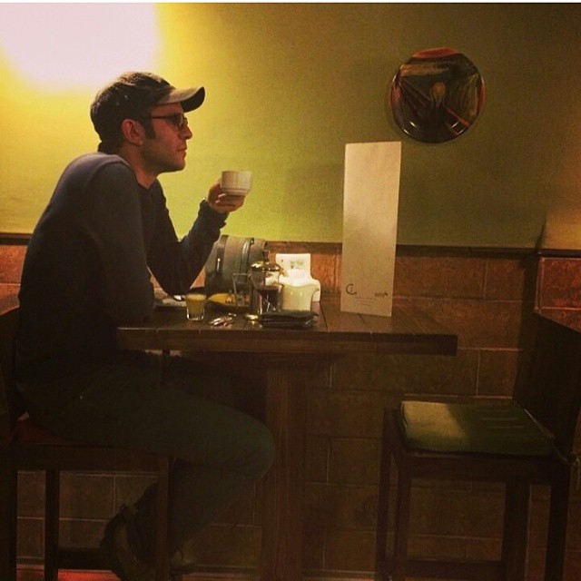 تصویری از بابک حمیدیان، بازیگر و تهیه کننده سینما و تلویزیون در حال بازیگری سر صحنه یکی از آثارش