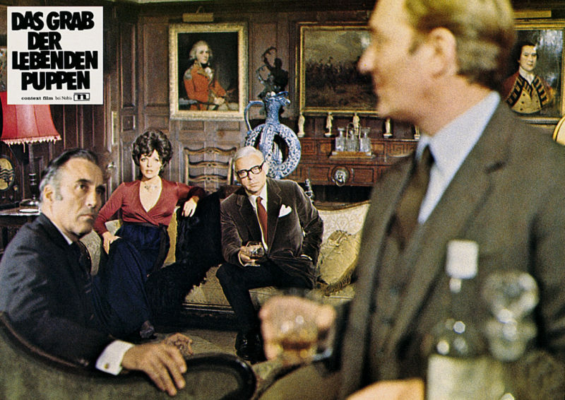 Joan Collins در صحنه فیلم سینمایی Dark Places به همراه Herbert Lom و کریستوفر لی