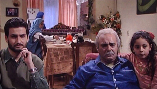 پویا امینی در صحنه سریال تلویزیونی خوش غیرت به همراه محمد کاسبی