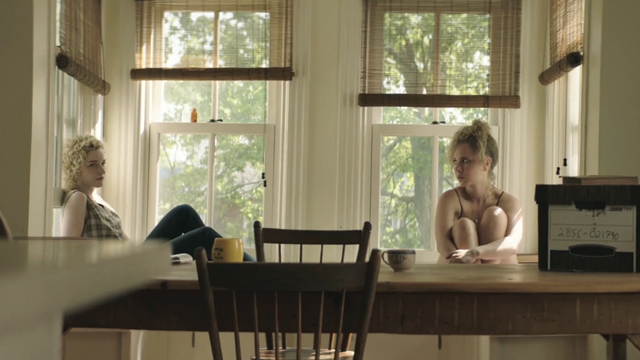 Julia Garner در صحنه فیلم سینمایی One Percent More Humid به همراه جونو تیمپل