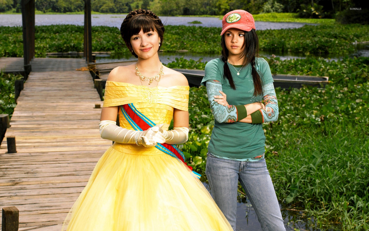 سلنا گومز در صحنه فیلم سینمایی Princess Protection Program به همراه دمی لواتو