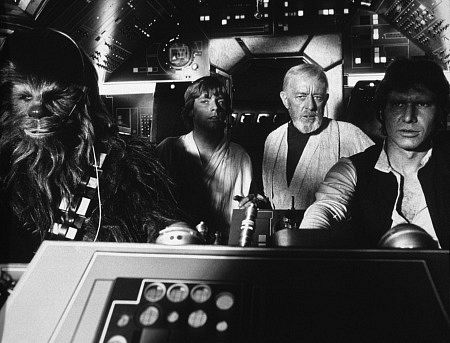 الک گینس در صحنه فیلم سینمایی جنگ ستارگان به همراه هریسون فورد، مارک همیل و پیتر میهیو