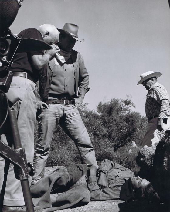 Johnny Crawford در صحنه فیلم سینمایی El Dorado به همراه Howard Hawks و John Wayne