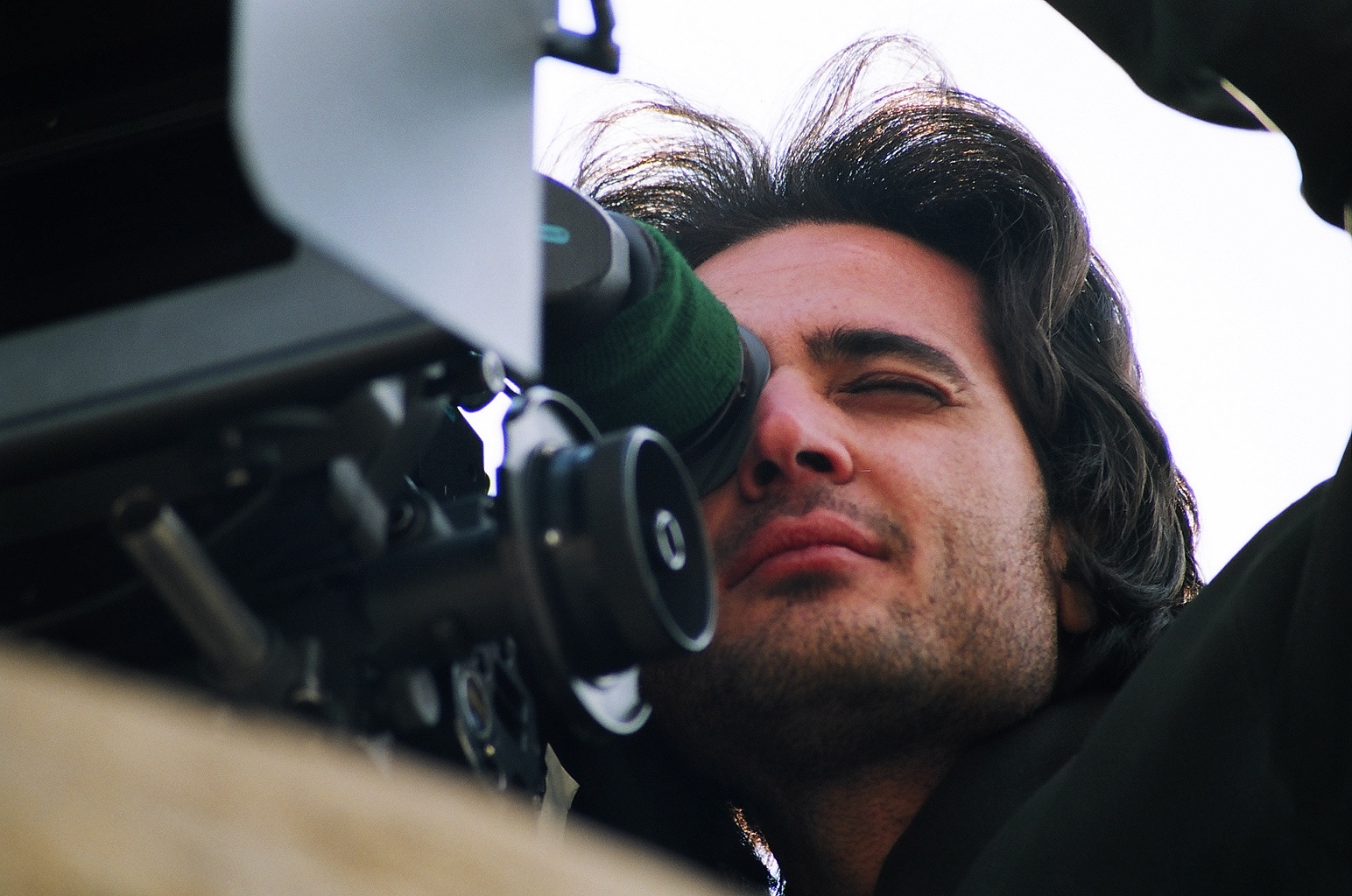تصویری از حجت الله خسروی، تهیه کننده و مجری طرح سینما و تلویزیون در حال بازیگری سر صحنه یکی از آثارش