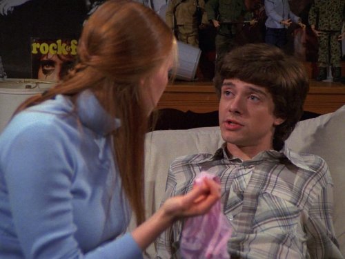 لورا پرپون در صحنه سریال تلویزیونی That '70s Show به همراه Topher Grace