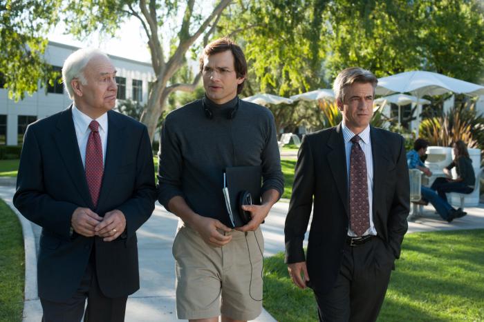 Robert Pine در صحنه فیلم سینمایی جابز به همراه Ashton Kutcher و Dermot Mulroney