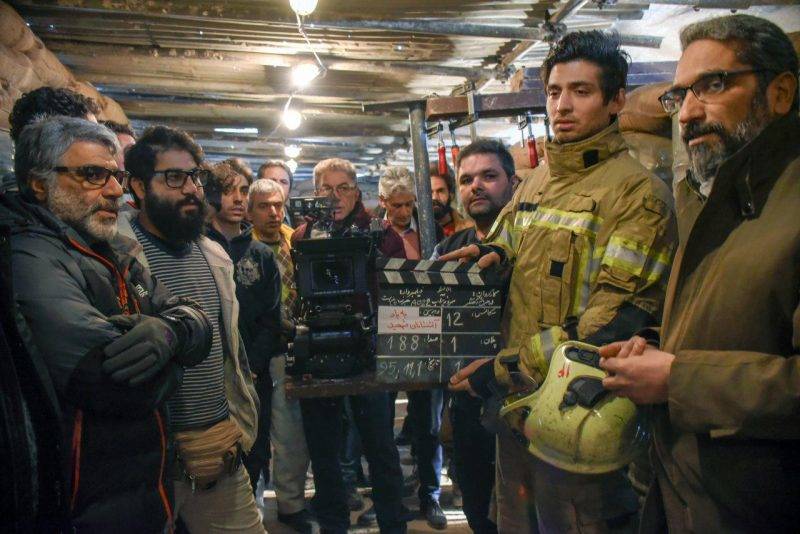 محمدعلی باشه‌آهنگر در پشت صحنه فیلم سینمایی سرو زیر آب به همراه سیدحامد حسینی