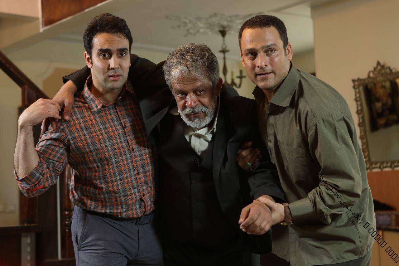 حسن پورشیرازی در صحنه سریال تلویزیونی برادر به همراه حسین یاری و پوریا پورسرخ