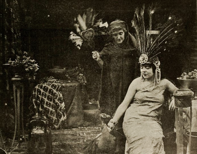 Kate Bruce در صحنه فیلم سینمایی Judith of Bethulia به همراه Blanche Sweet