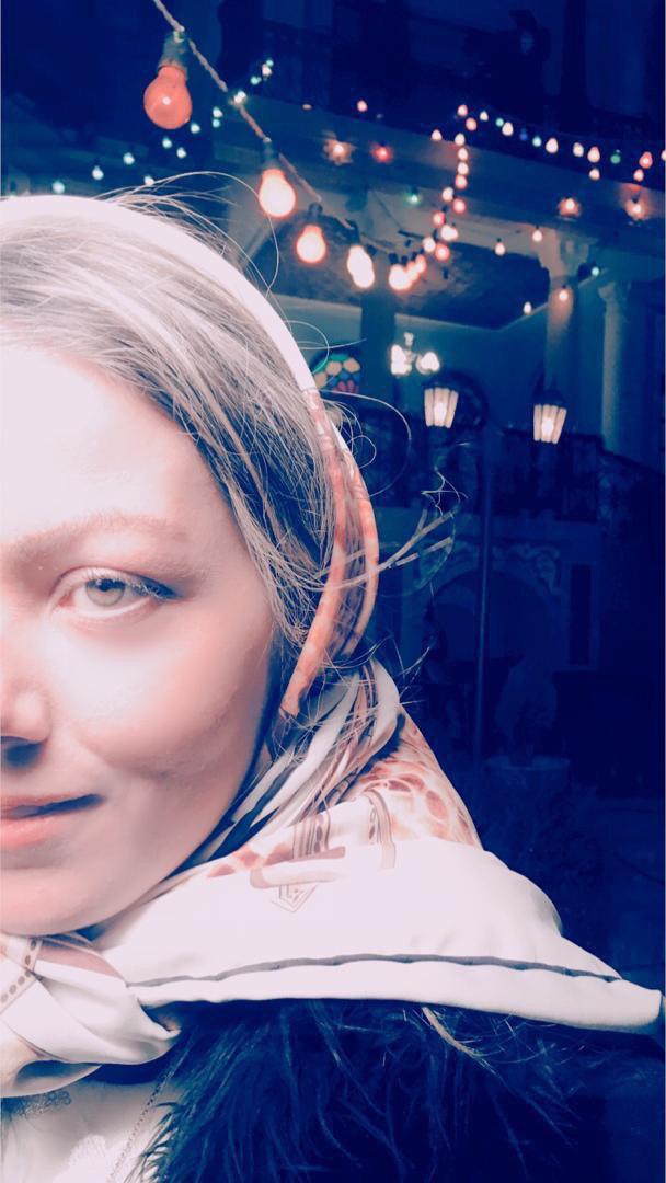 تصویری از ستاره طباطبایی، بازیگر سینما و تلویزیون در حال بازیگری سر صحنه یکی از آثارش